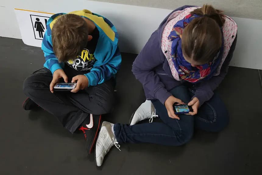 Niños juegan videojuegos en sus smartphones en una imagen de archivo. (Sean Gallup/Getty Images)