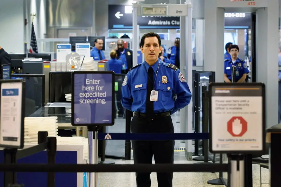 Un agente de la TSA espera a que los pasajeros utilicen el carril TSA PreCheck implementado por la Administración de Seguridad en el Transporte en el Aeropuerto Internacional de Miami el 4 de octubre de 2011, en Miami, Florida. (Joe Raedle/Getty Images)
