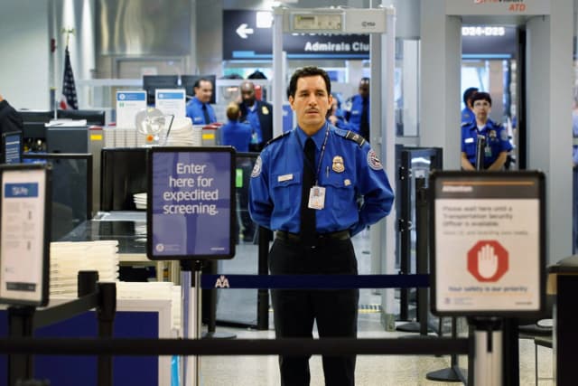 Un agente de la TSA espera a que los pasajeros utilicen el carril TSA PreCheck implementado por la Administración de Seguridad en el Transporte en el Aeropuerto Internacional de Miami el 4 de octubre de 2011, en Miami, Florida. (Joe Raedle/Getty Images)