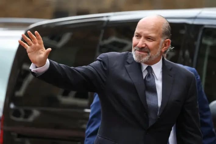 El secretario de Comercio de Estados Unidos, Howard Lutnick, saluda a su llegada a Lancaster House, en el segundo día programado para las conversaciones comerciales entre Estados Unidos y China, en Londres el 10 de junio de 2025. (Toby Melville/Reuters)