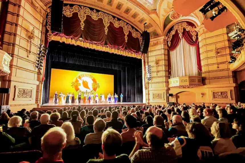 Los artistas de Shen Yun se reúnen en el escenario durante la llamada a escena en el Teatro Paramount en Cedar Rapids, Iowa, el 24 de octubre de 2021. (Hu Chen/The Epoch Times)