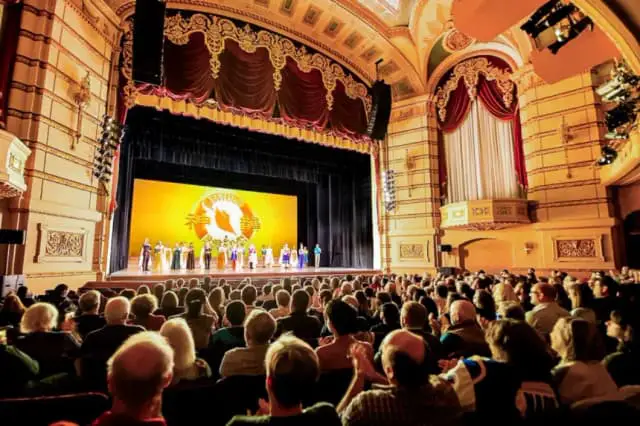 Los artistas de Shen Yun se reúnen en el escenario durante la llamada a escena en el Teatro Paramount en Cedar Rapids, Iowa, el 24 de octubre de 2021. (Hu Chen/The Epoch Times)