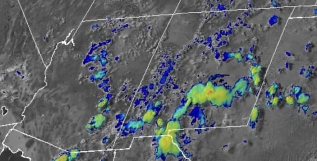 Imagen satelital de tormentas eléctricas en curso en Nuevo México que causaron emergencias por inundaciones repentinas el 8 de julio de 2025. (Captura de pantalla/NOAA/NESDIS/STAR)