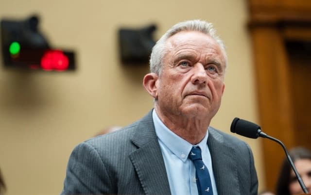 Grupos médicos demandan a RFK Jr. por modificar recomendaciones sobre vacuna anti-COVID