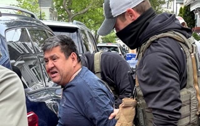 Demócratas del Senado proponen ley que exige identificaciones visibles para agentes de inmigración