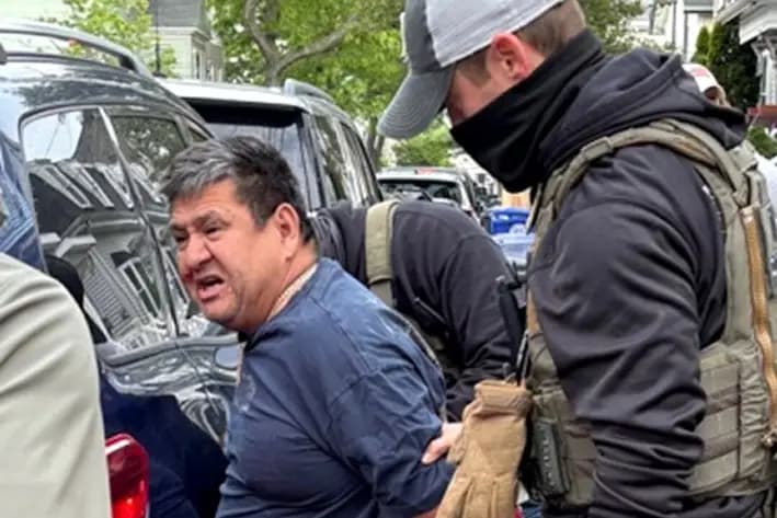 Agentes del ICE y agencias federales de seguridad arrestan a un presunto inmigrante ilegal. (Servicio de Inmigración y Control de Aduanas de EE. UU.)