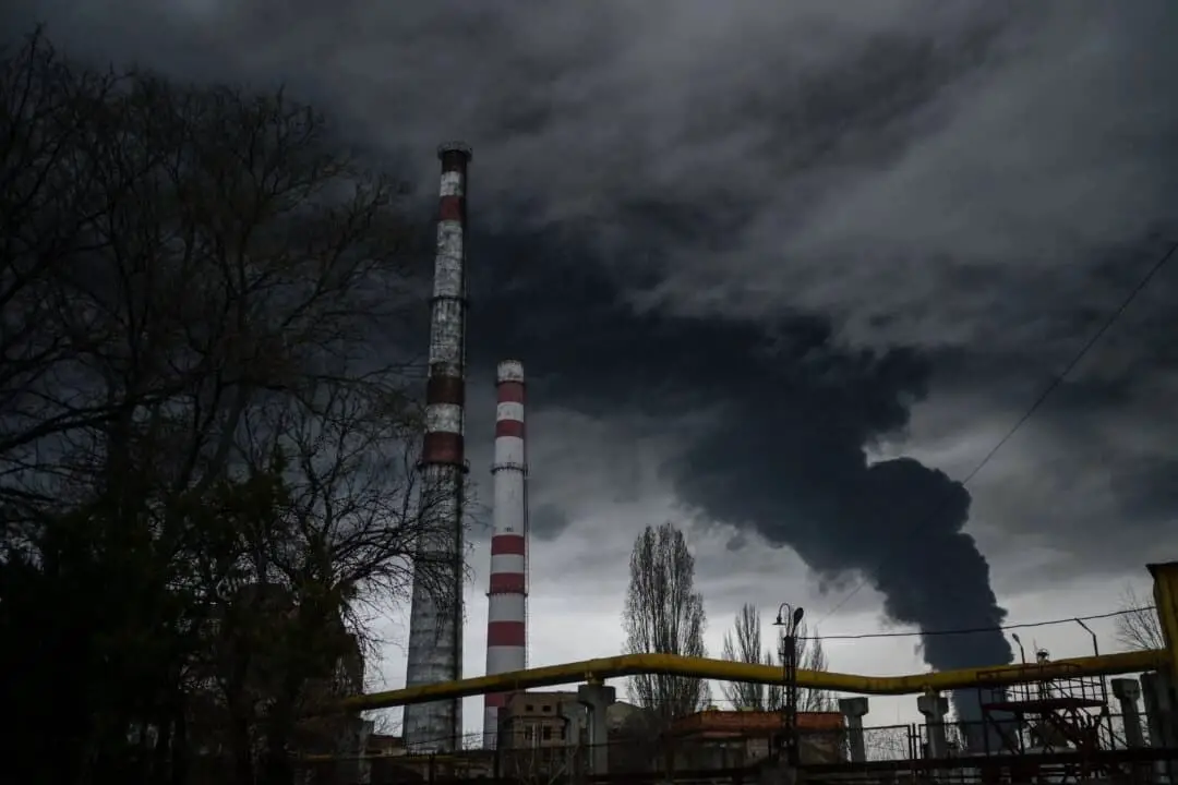 Humo tras un ataque del ejército ruso en Odesa, Ucrania, el 3 de abril de 2022. (Bulent Kilic/AFP vía Getty Images)
