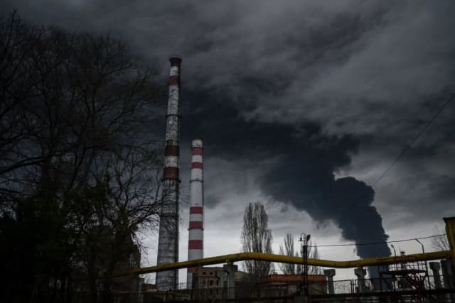 Humo tras un ataque del ejército ruso en Odesa, Ucrania, el 3 de abril de 2022. (Bulent Kilic/AFP vía Getty Images)