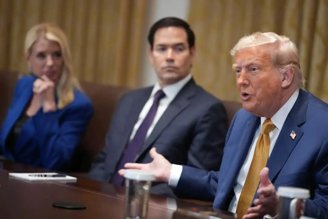 El presidente Donald Trump (derecha) habla mientras el secretario de Estado Marco Rubio (centro) y la fiscal general Pam Bondi (izquierda) escuchan, en Washington, el 8 de julio de 2025. (Andrew Harnik/Getty Images)