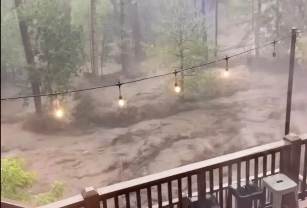 Una imagen de un video muestra las inundaciones repentinas detrás de una casa en Ruidoso, Nuevo México, el 8 de julio de 2025. (Kaitlyn Carpenter/AP)
