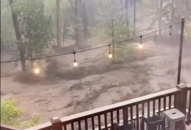 Una imagen de un video muestra las inundaciones repentinas detrás de una casa en Ruidoso, Nuevo México, el 8 de julio de 2025. (Kaitlyn Carpenter/AP)
