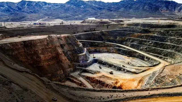 Vista de la mina a cielo abierto de tierras raras de MP Materials en Mountain Pass, California, el 30 de enero de 2020. MP Materials adquirió el yacimiento en julio de 2017, tras la quiebra de su anterior propietario. (Steve Marcus/Foto de archivo/Reuters)