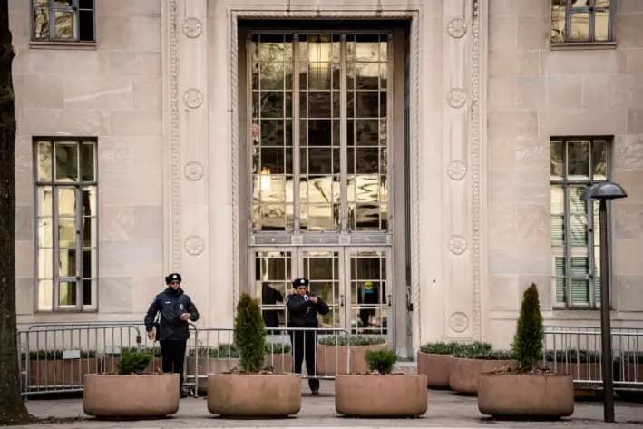 El Departamento de Justicia (DOJ) en Washington, el 10 de marzo de 2025. (Madalina Vasiliu/The Epoch Times)