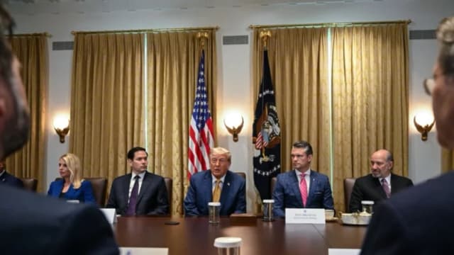 Trump dice que miembros de los BRICS recibirán aranceles adicionales del 10 % por intentar desdolarizarse