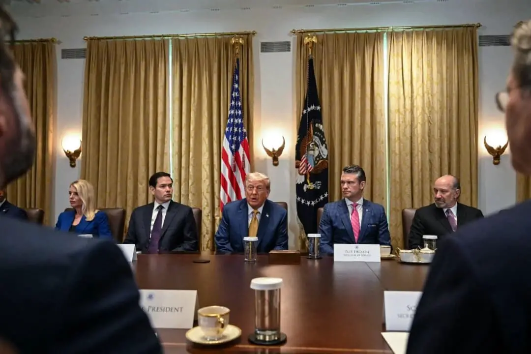 El presidente Donald Trump habla durante una reunión del Gabinete en la Sala del Gabinete de la Casa Blanca en Washington el 8 de julio de 2025. (Andrew Caballero-Reynolds/AFP a través de Getty Images)