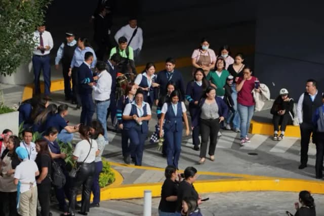 La gente se reúne afuera de un centro comercial después de un terremoto en la Ciudad de Guatemala, el 8 de julio de 2025. (Moises Castillo/AP Photo)