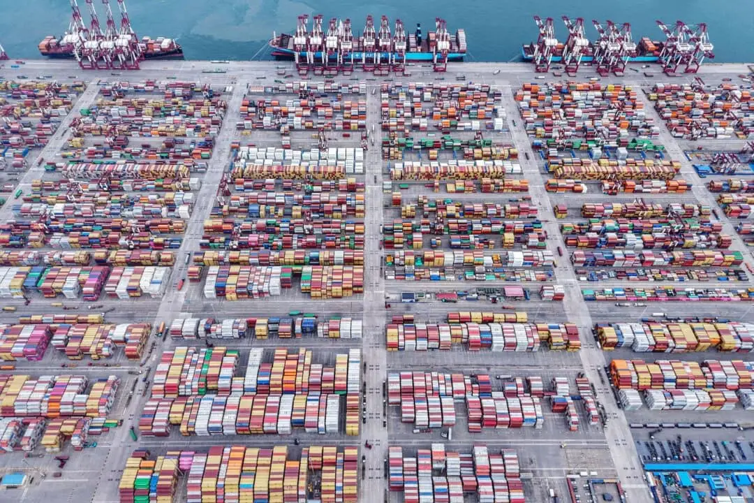 Contenedores apilados en el puerto de Qingdao, en la provincia de Shandong, al este de China, el 8 de julio de 2025. (STR/AFP a través de Getty Images)