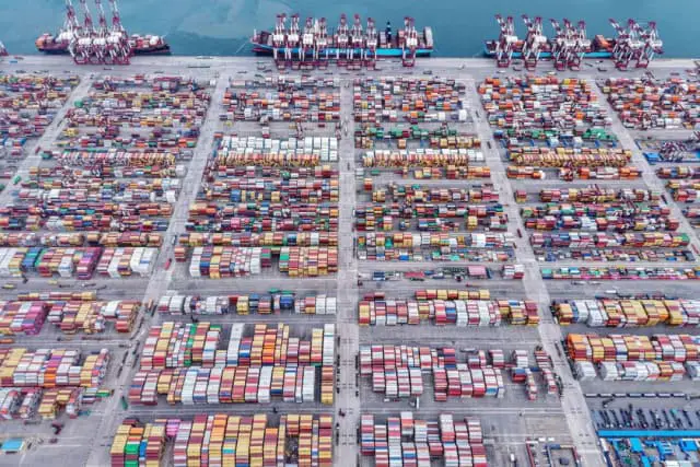 Contenedores apilados en el puerto de Qingdao, en la provincia de Shandong, al este de China, el 8 de julio de 2025. (STR/AFP a través de Getty Images)