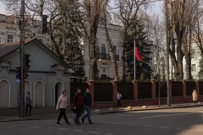 La gente pasa frente al edificio de la Embajada de China en Kiev, Ucrania, el 20 de marzo de 2023. (Roman Pilipey/Getty Images)