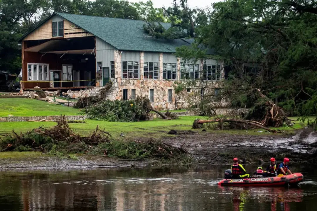 Los equipos de búsqueda continúan buscando víctimas de las inundaciones cerca de Camp Mystic, tras las mortales inundaciones en el condado de Kerr, Texas, el 7 de julio de 2025. (Sergio Flores/Reuters)
