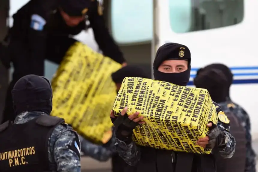 Miembros de la brigada antidrogas descargan paquetes de cocaína incautados durante operativos en Retalhuleu y San Marcos, a 260 km al suroeste de Ciudad de Guatemala (Guatemala). (Johan Ordonez/AFP vía Getty Images)