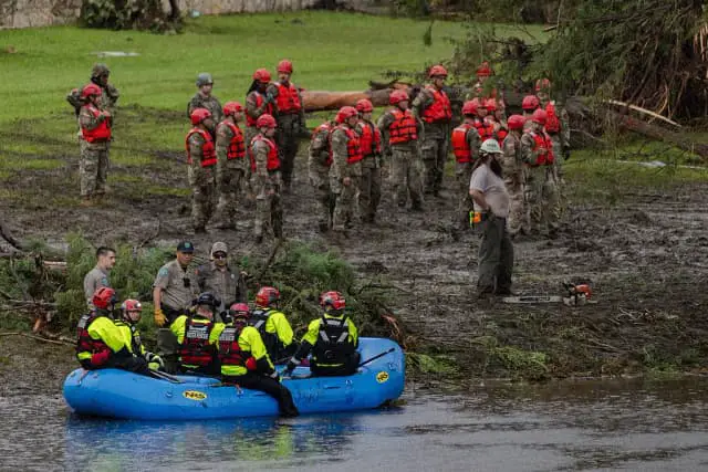 Los equipos de búsqueda y rescate excavan entre los escombros en busca de supervivientes o restos de personas arrastradas por las riadas repentinas en Camp Mystic el 6 de julio de 2025 en Hunt, Texas. (Jim Vondruska/Getty Images)