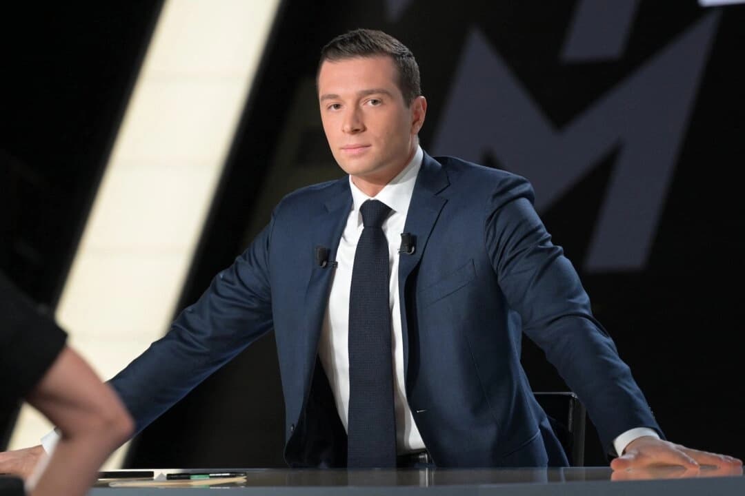El presidente de la Agrupación Nacional, Jordan Bardella, durante una emisión en el canal France 2 en París el 4 de julio de 2024. (Bertrand Guay/AFP a través de Getty Images).