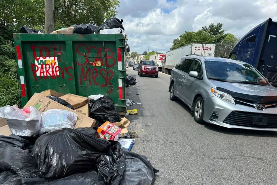 La basura se acumula alrededor de los contenedores en Filadelfia mientras miles de trabajadores municipales siguen en huelga el 7 de julio de 2025. (AP/Tassanee Vejpongsa)