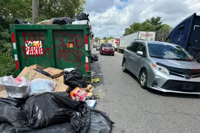 La basura se acumula alrededor de los contenedores en Filadelfia mientras miles de trabajadores municipales siguen en huelga el 7 de julio de 2025. (AP/Tassanee Vejpongsa)