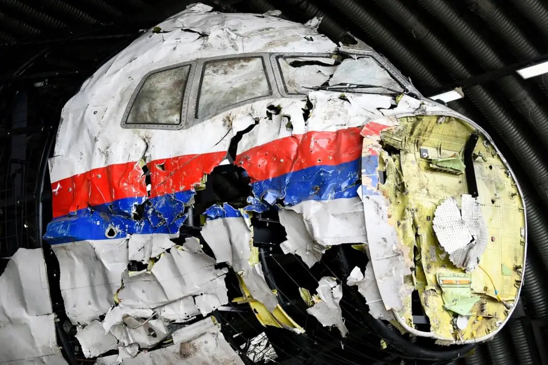 Vista de los restos del MH17 mientras los jueces inspeccionan su reconstrucción como parte del juicio por asesinato, antes del inicio de una fase crítica en Reijen, Países Bajos, el 26 de mayo de 2021. (Piroschka van de Wouw/Pool/Reuters)