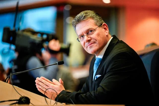 El comisario designado de la UE, Maros Sefcovic, asiste a su audiencia de confirmación en el Parlamento Europeo en Bruselas el 4 de noviembre de 2024. (Nicolas Tucat/AFP a través de Getty Images)
