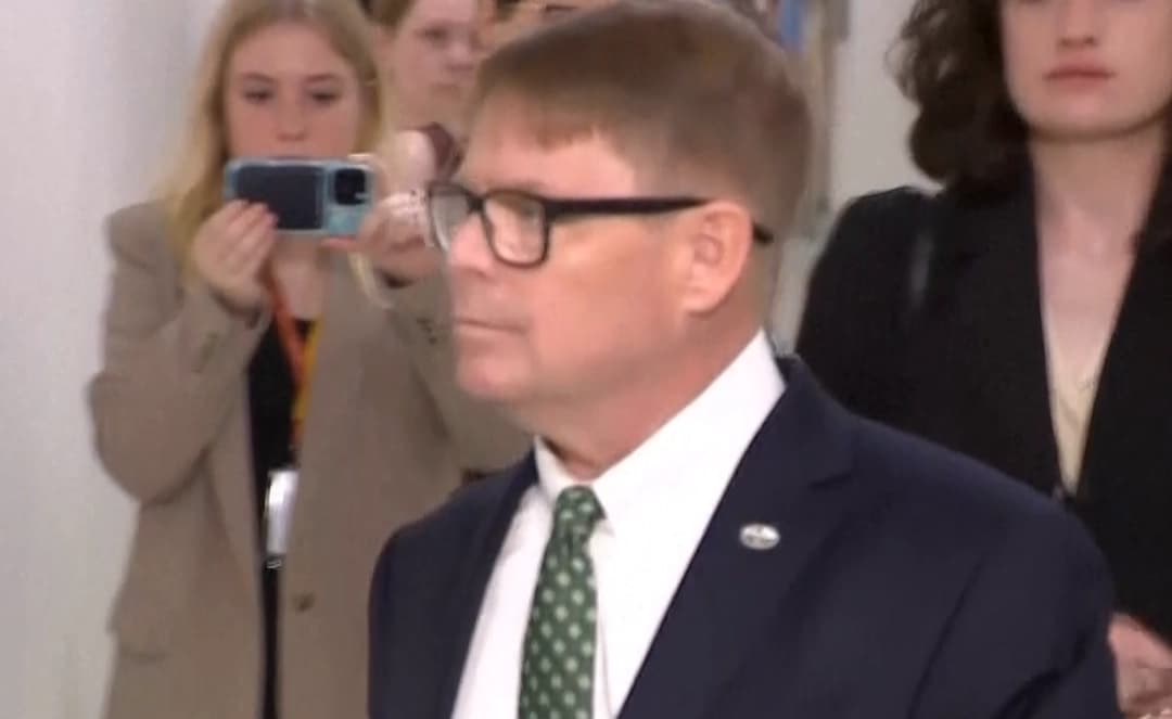En una imagen fija de un vídeo, el Dr. Kevin O'Connor, médico del presidente Joe Biden, abandona una audiencia de la Comisión de Supervisión de la Cámara de Representantes el 9 de julio de 2025. (US Network Pool/Captura de pantalla vía The Epoch Times).