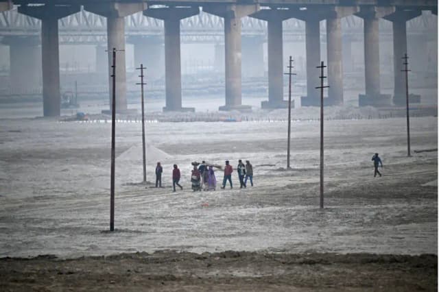 Una foto de archivo de un puente en Prayagraj, India, el 16 de diciembre de 2024. (MONEY SHARMA/AFP a través de Getty Images)
