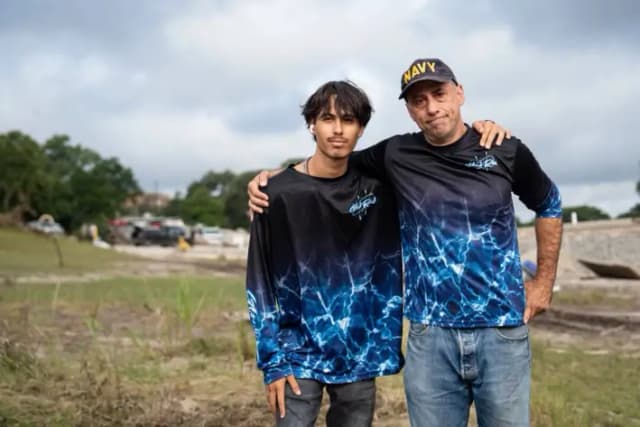 Vinnie Mifsud y su hijo de 16 años, Daniel, tras las recientes inundaciones en Kerrville, Texas, el 9 de julio de 2025. (Madalina Kilroy/The Epoch Times)