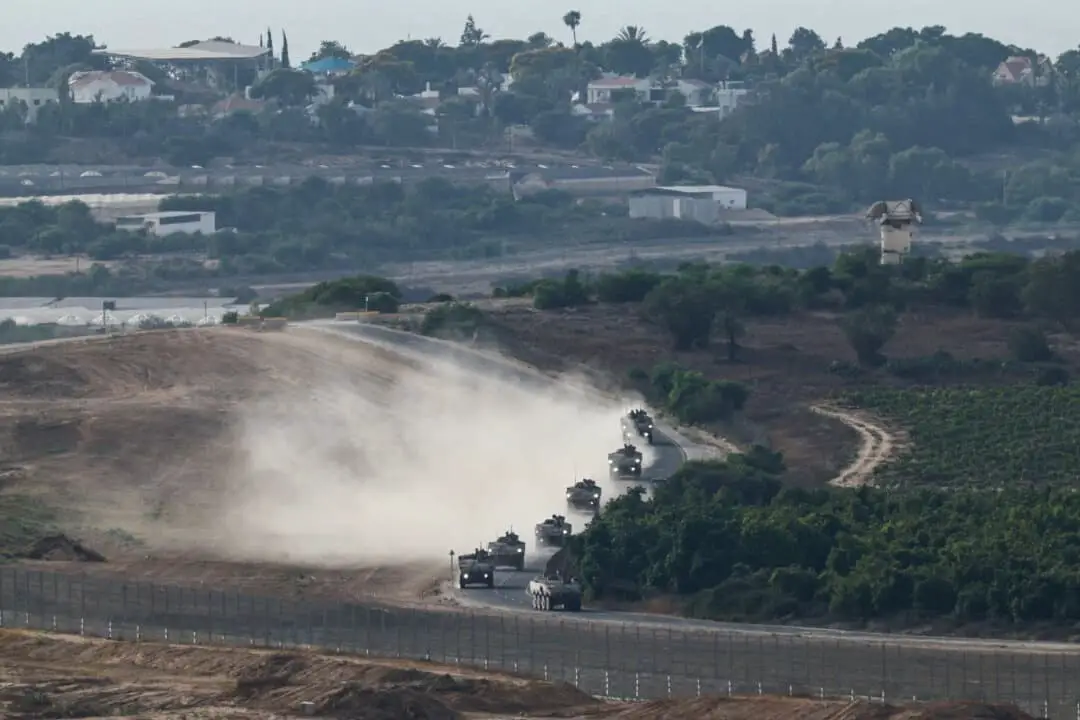 Un convoy militar israelí maniobra cerca de la frontera entre Israel y Gaza, visto desde Israel, el 1 de julio de 2025. (Amir Cohen/Reuters)