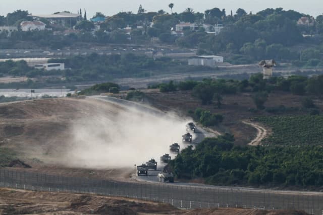 Un convoy militar israelí maniobra cerca de la frontera entre Israel y Gaza, visto desde Israel, el 1 de julio de 2025. (Amir Cohen/Reuters)