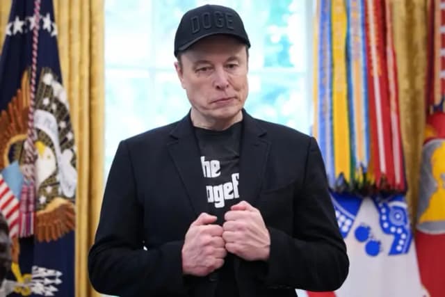 Elon Musk, director ejecutivo de Tesla, escucha al presidente estadounidense Donald Trump mientras habla con periodistas en la Oficina Oval de la Casa Blanca, en Washington, el 30 de mayo de 2025. (Kevin Dietsch/Getty Images)