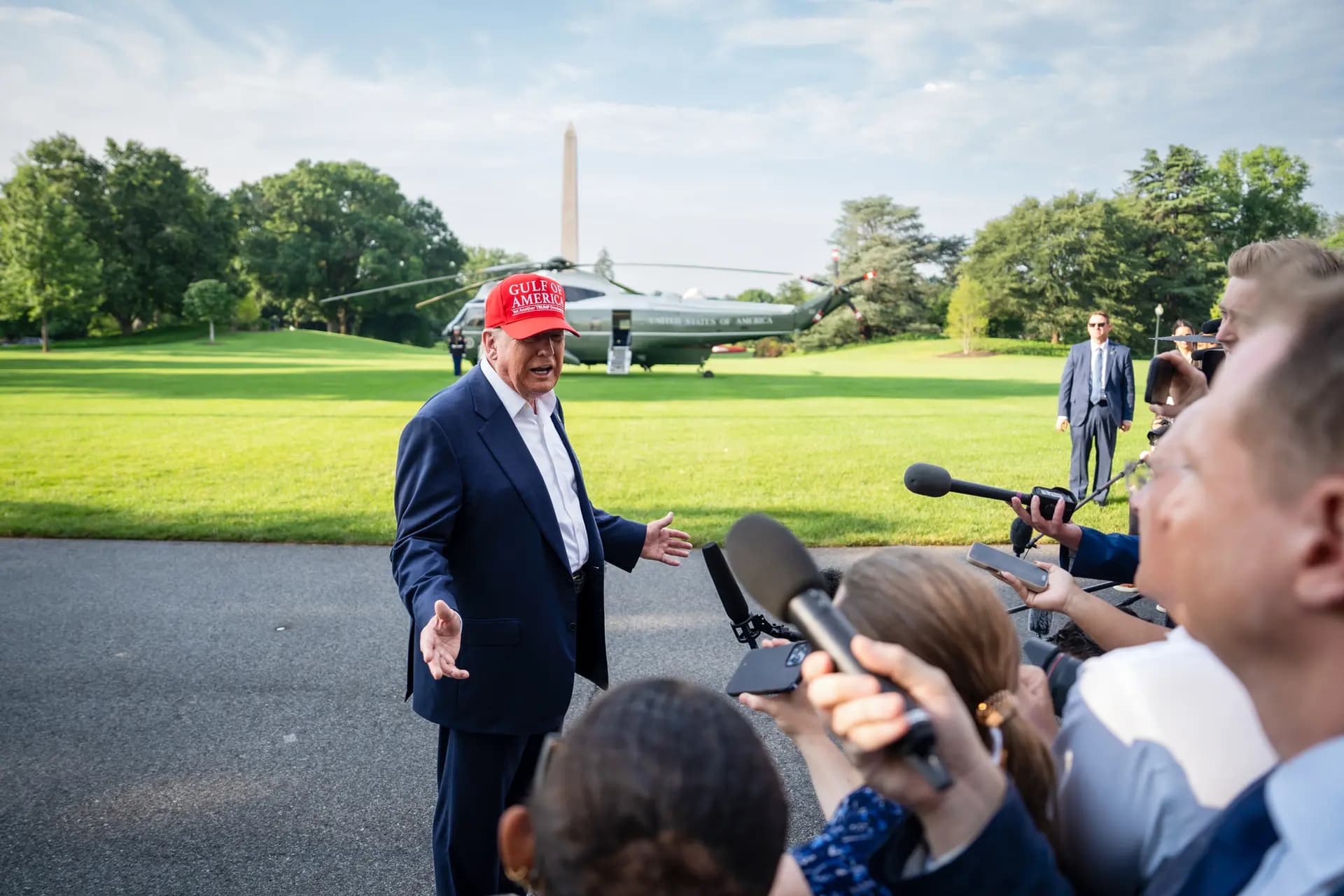 El presidente Donald Trump habla con los periodistas al salir de la Casa Blanca hacia Florida el 1 de julio de 2025. La administración Trump ha convertido la lucha contra el transbordo en un tema clave de las negociaciones comerciales. (Madalina Kilroy/The Epoch Times)