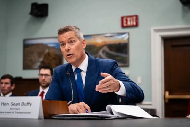 El secretario de Transporte, Sean Duffy, testifica ante un subcomité de Asignaciones de la Cámara de Representantes en el Capitolio, en Washington, el 14 de mayo de 2025. (Madalina Vasiliu/The Epoch Times)