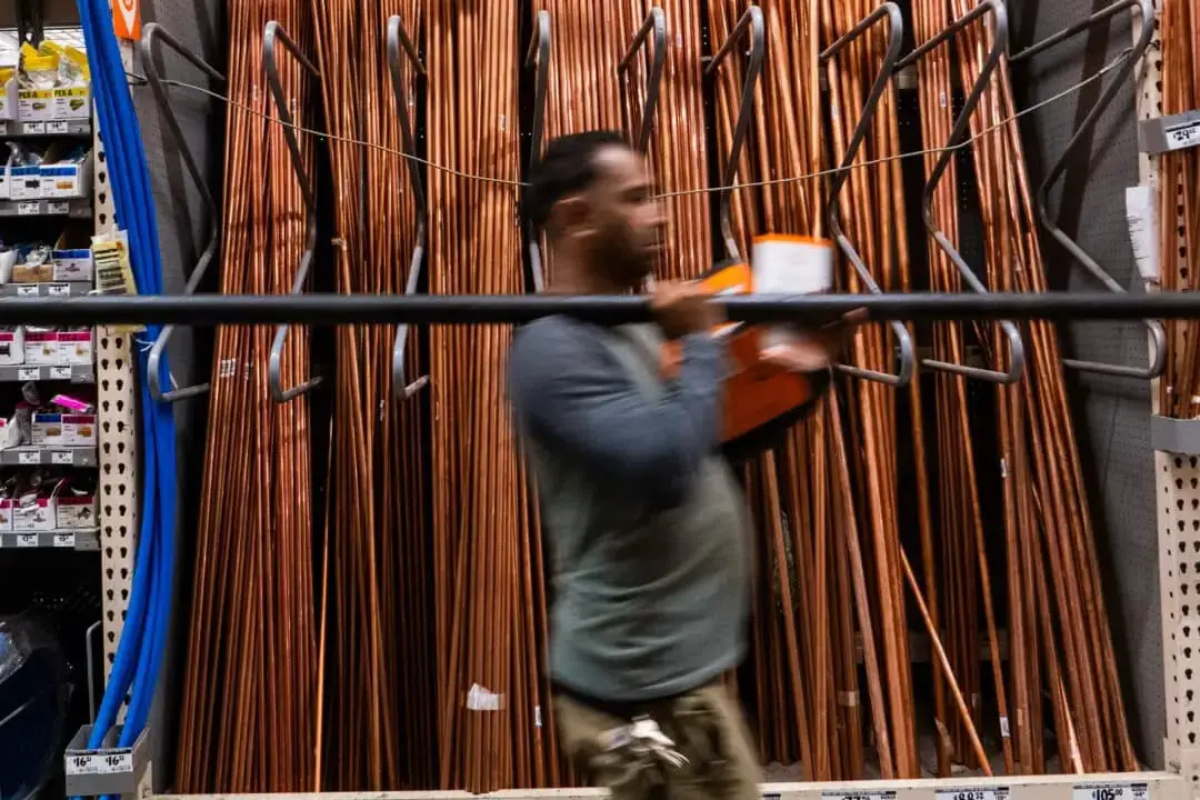 Tubos de cobre expuestos en una tienda de reconstrucción de viviendas en la ciudad de Nueva York el 9 de julio de 2025. (Spencer Platt/Getty Images)