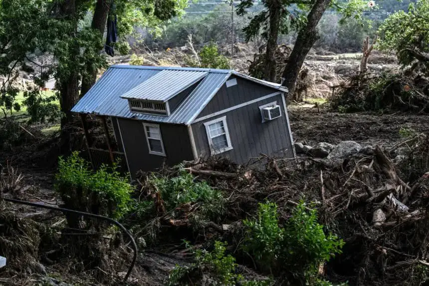 Una casa dañada cerca del río Guadalupe en Hunt, Texas, el 8 de julio de 2025, tras las graves inundaciones repentinas ocurridas durante el fin de semana festivo del 4 de julio. (Foto de RONALDO SCHEMIDT/AFP a través de Getty Images)