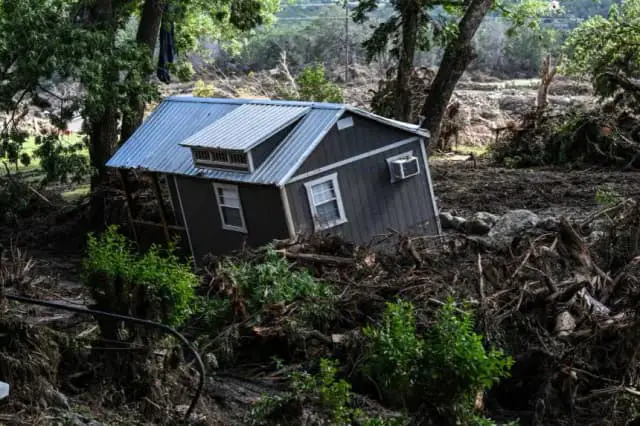 Una casa dañada cerca del río Guadalupe en Hunt, Texas, el 8 de julio de 2025, tras las graves inundaciones repentinas ocurridas durante el fin de semana festivo del 4 de julio. (Foto de RONALDO SCHEMIDT/AFP a través de Getty Images)