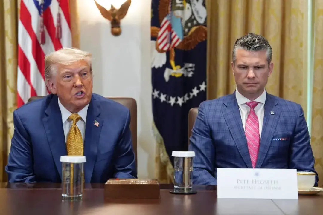 El presidente Donald Trump (izquierda) con el secretario de Defensa Pete Hegseth durante una reunión del gabinete en la Casa Blanca en Washington el 8 de julio de 2025. (Evan Vucci/AP Photo)
