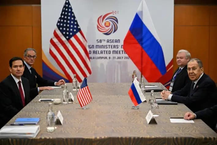 El secretario de Estado de Estados Unidos, Marco Rubio (izq.), se reúne con el ministro de Asuntos Exteriores ruso, Sergei Lavrov (der.), en el marco de la reunión de ministros de Asuntos Exteriores de la ASEAN en Kuala Lumpur, Malasia, el 10 de julio de 2025. (Mandel Ngan/Pool Photo vía AP)