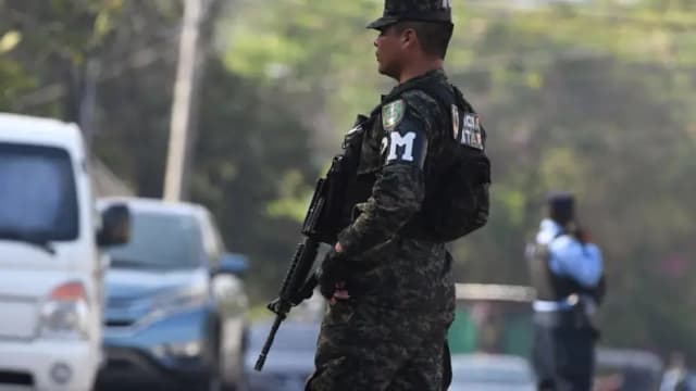 Un agente de la policía militar patrulla las calles en Tegucigalpa (Honduras) el 7 de mayo de 2025. (Orlando Sierra/AFP vía Getty Images)