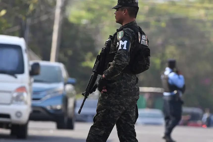 Un agente de la policía militar patrulla las calles en Tegucigalpa (Honduras) el 7 de mayo de 2025. (Orlando Sierra/AFP vía Getty Images)