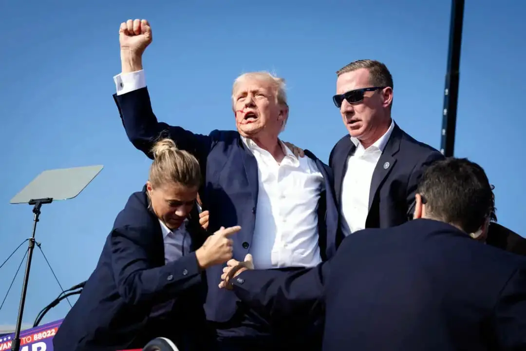 Agentes del Servicio Secreto de Estados Unidos se apresuran a proteger al expresidente Donald Trump tras los disparos efectuados durante un mitin electoral en Butler, Pensilvania, el 13 de julio de 2024. (Anna Moneymaker/Getty Images)
