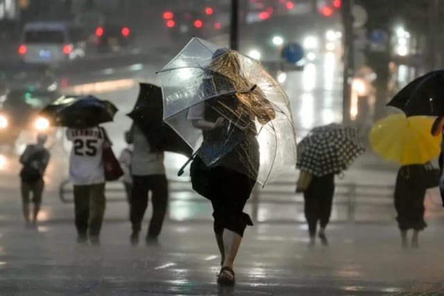Imagen de archivo de lluvias torrenciales en Tokio (Japón). EFE/EPA/Kimimasa Mayama 