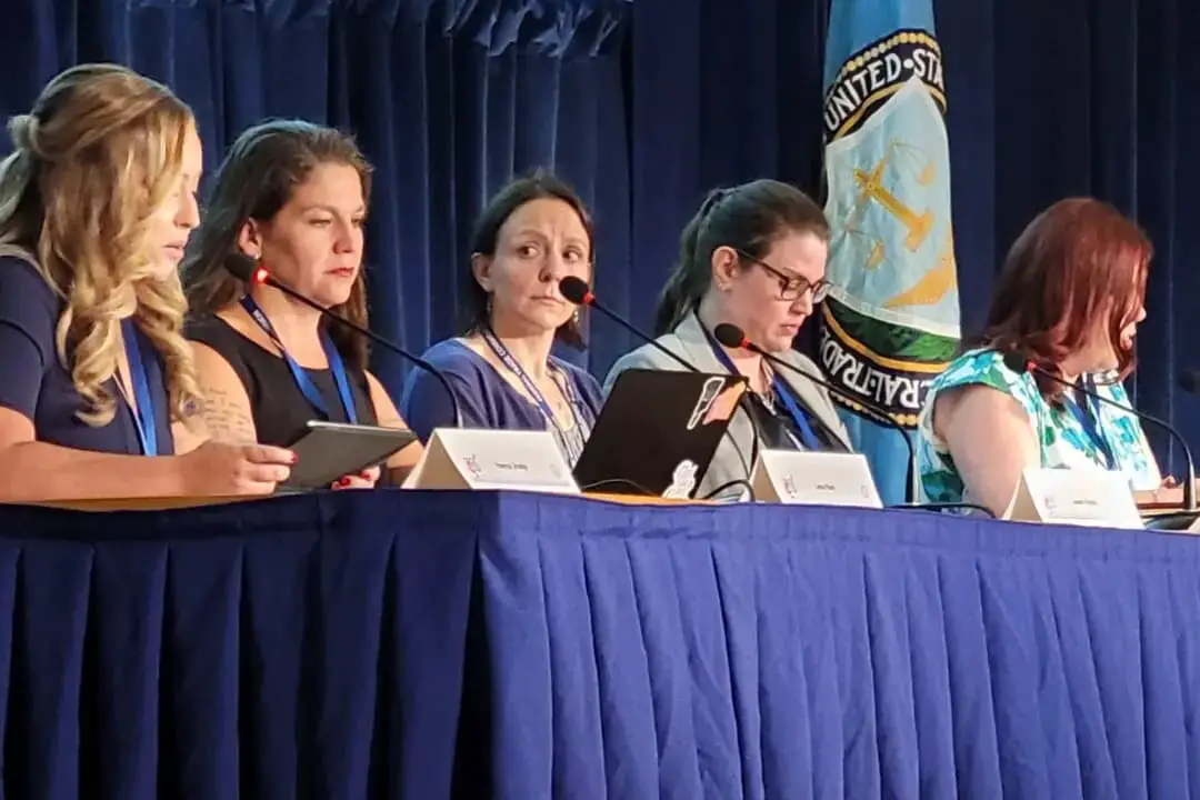 Denunciantes de la comunidad médica hablan en un taller de la FTC en Washington sobre el supuesto marketing engañoso en el negocio de los procedimientos transgénero. (De izquierda a derecha) Vanessa Sivadge, enfermera titulada; Jamie Reed, director ejecutivo de LGB Courage Coalition; Tamara Pietzke, trabajadora social clínica titulada; Leta Boylan, enfermera titulada; y Sara Stockton, terapeuta matrimonial y familiar, el 9 de julio de 2025. (Stacy Robinson/The Epoch Times)