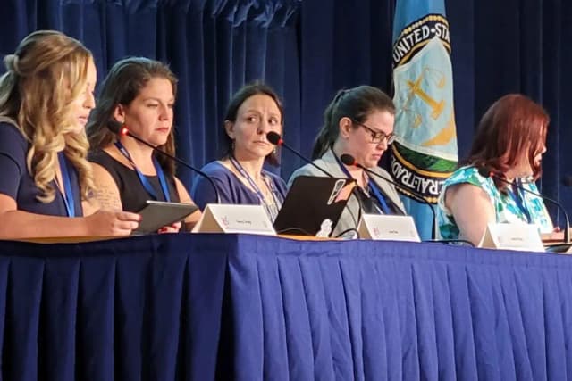 Denunciantes de la comunidad médica hablan en un taller de la FTC en Washington sobre el supuesto marketing engañoso en el negocio de los procedimientos transgénero. (De izquierda a derecha) Vanessa Sivadge, enfermera titulada; Jamie Reed, director ejecutivo de LGB Courage Coalition; Tamara Pietzke, trabajadora social clínica titulada; Leta Boylan, enfermera titulada; y Sara Stockton, terapeuta matrimonial y familiar, el 9 de julio de 2025. (Stacy Robinson/The Epoch Times)